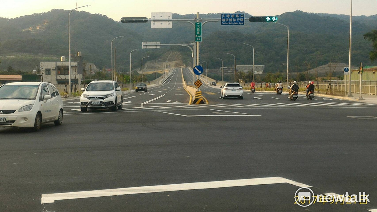 三鶯二橋下午通車後，就有不少汽機車上路使用。 圖 : 王峻昌/攝