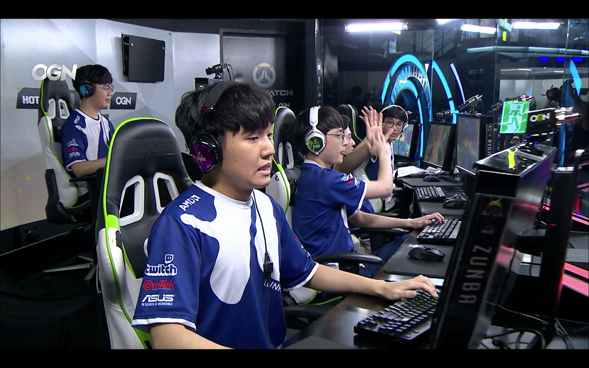 GC Busan教練和選手Closer祈禱似地十指緊扣。 圖 : 翻攝自OGN twitch