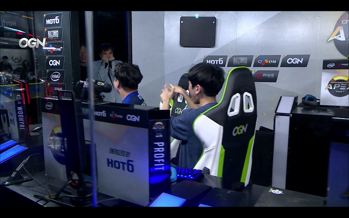 GC Busan獲勝瞬間，教練團興奮地衝進棚內。 圖 : 翻攝自OGN twitch