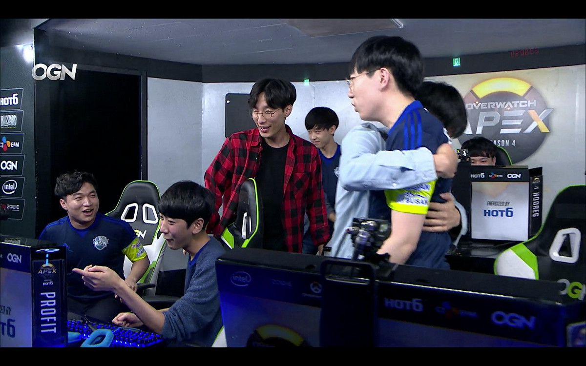 GC Busan教練給辛苦的選手們大大的擁抱。 圖 : 翻攝自OGN twitch