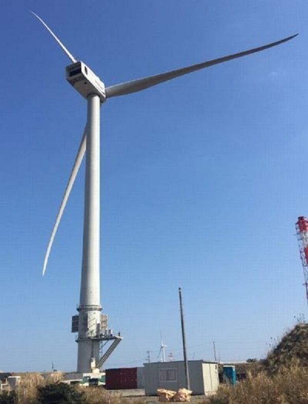 「鹿島港深芝風力發電所」運轉中的5MW風力發電機。 圖：取自日立製作所官網