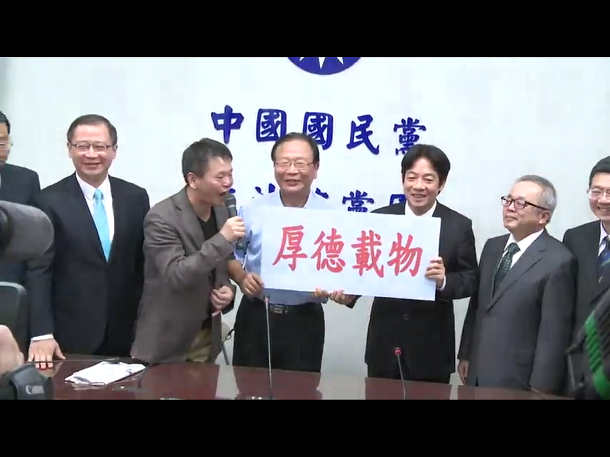 立法院新會期今天開議，行政院長賴清德下周二（26）日，將率同各部會首長列席，進行施政方針報告並備質詢。這也是賴清德上任後首次「回娘家」，接受昔日朝野立委同事們的第一份考題。圖為日前賴揆拜會國民黨立院黨團，雙方先禮後兵，下次議場再見面時，恐怕已是震撼教育場景。 圖：翻攝自行政院提供影片畫面