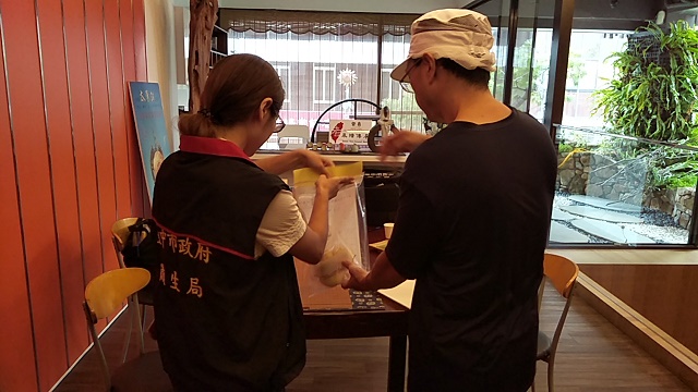 台中市衛生局這次派員前往民眾常採買的生鮮超市、烘焙坊、糕餅店、大賣場及食品行等處，共計抽驗193件產品，檢驗結果全數過關。 圖：台中市衛生局提供