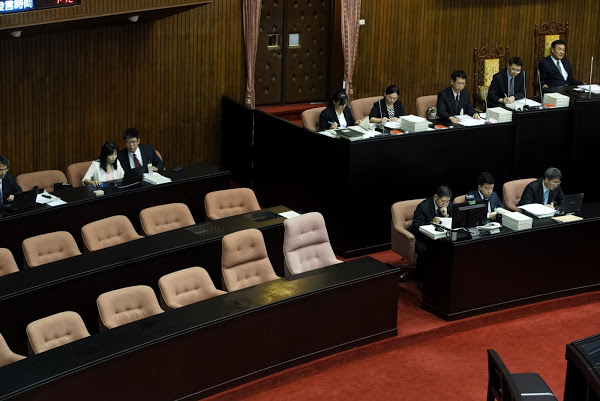 圖為立法院議場內，行政院長和內閣官員的位置空蕩蕩。 圖：張良一/攝