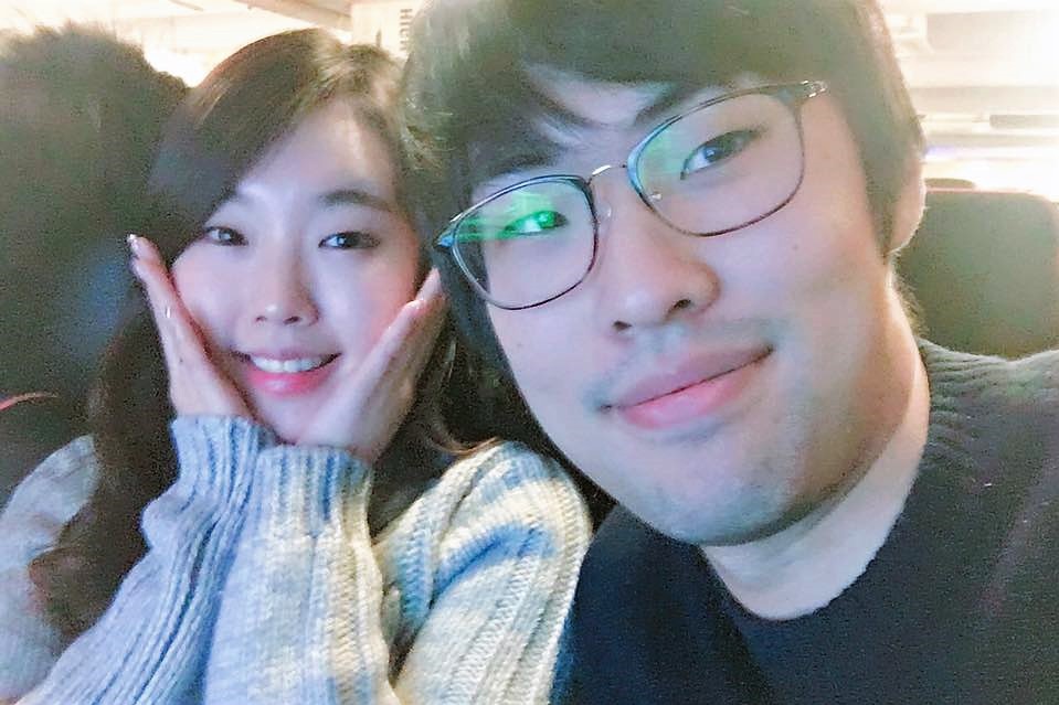 Ambition的妻子原本是韓國賽區的啦啦隊隊員，某次Ambition鼓起勇氣要了電話之後便保持聯繫，而後發展成男女朋友，而今更一同步入禮堂。 圖：翻攝自 강찬용 臉書