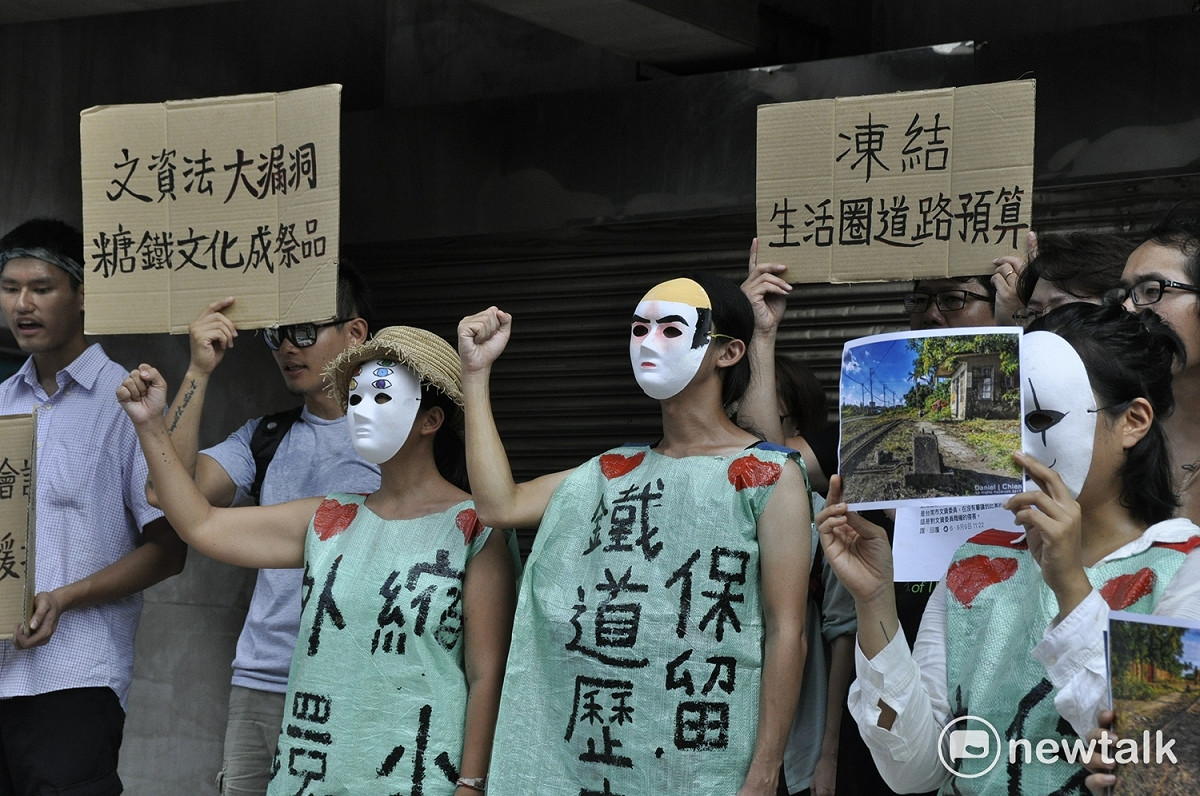 文資陳抗團體，要求立法院教育文化委員會開議後，先幫《文資法》補破網，協助文化部解決眼睜睜看著台鐵系列文化資產都被「系統性的遺棄」的窘境。 圖 : 陳香蘭／攝