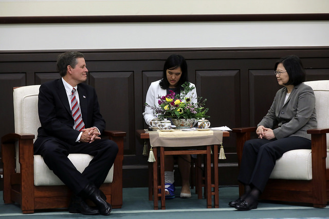 蔡英文總統今（22）日上午接見美國聯邦參議員丹思（Steve Daines）訪問團。 圖：總統府/提供