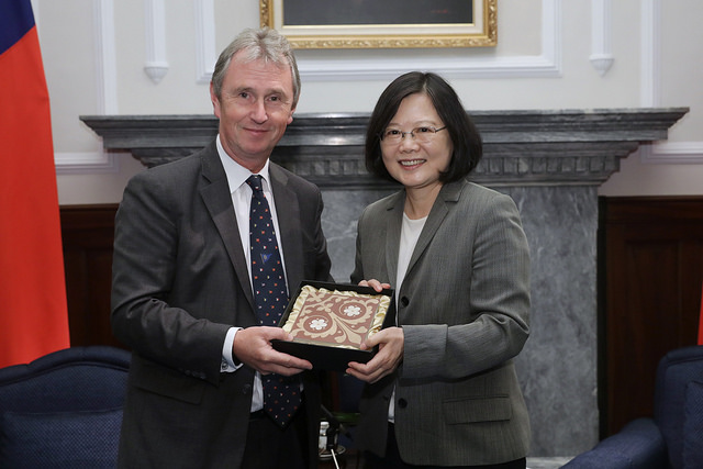 （左)「台英國會小組」主席伊凡斯（Nigel Evans）及上議員羅根發布聯合聲明，呼籲國際刑警組織（INTERPOL）邀請台灣以觀察員身分出席將在杜拜舉行的大會。 圖：總統府/提供(資料照片）