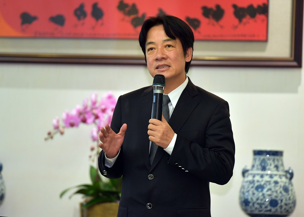 行政院長賴清德今天強調，過去愛滋病原因最多的就是因為菸毒患者共用針筒所造成的，對於同志議題，「我沒有任何不敬」。 圖：行政院／提供