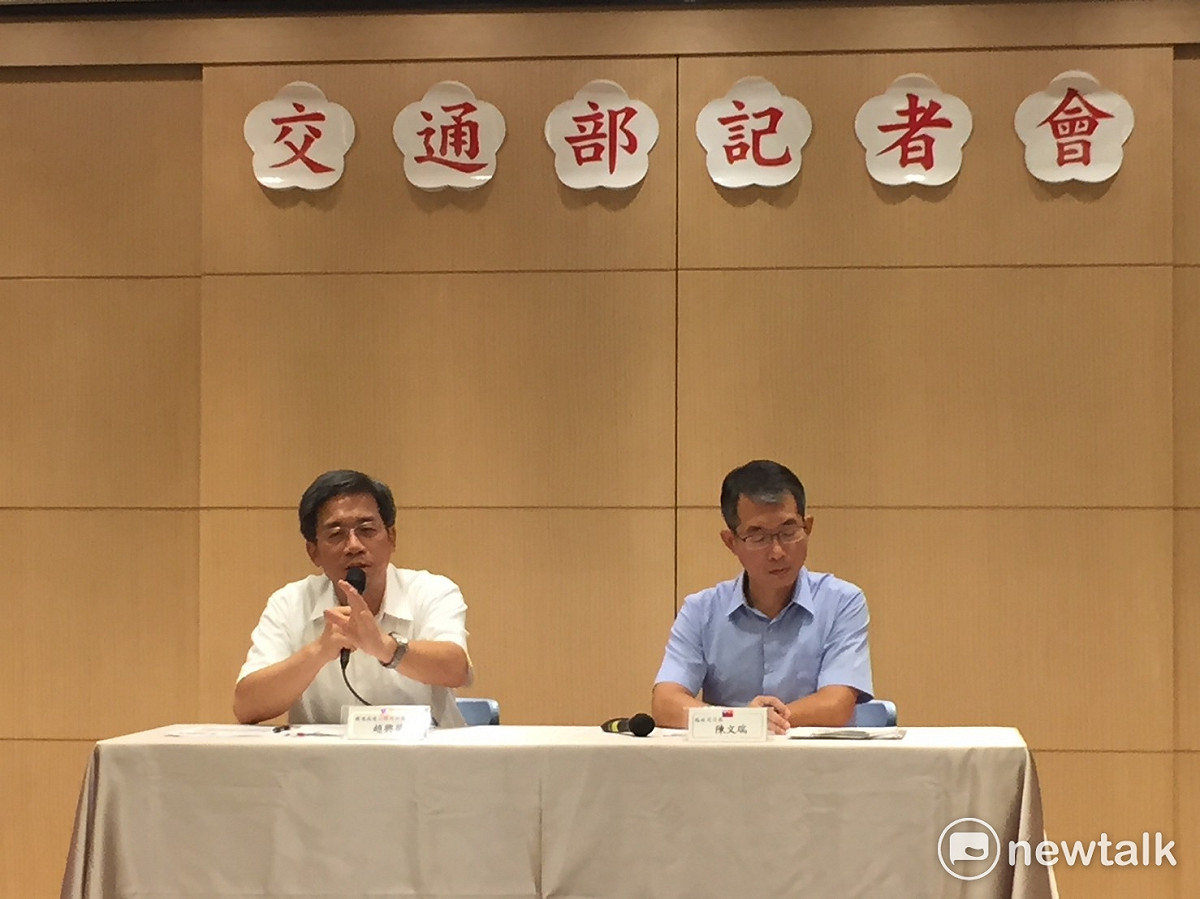 交通部路政司長陳文瑞（右）、高公局長趙興華（左）。 圖：丘秝榕 / 攝