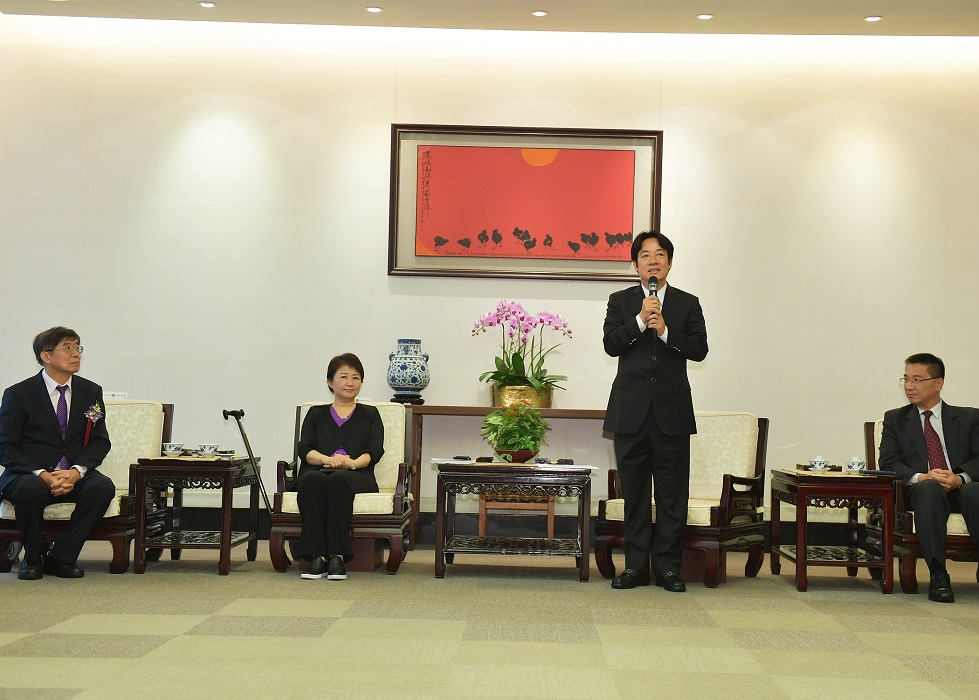 行政院長賴清德今（22）日接見「第27屆醫療奉獻獎得獎人」一行。 圖：行政院／提供