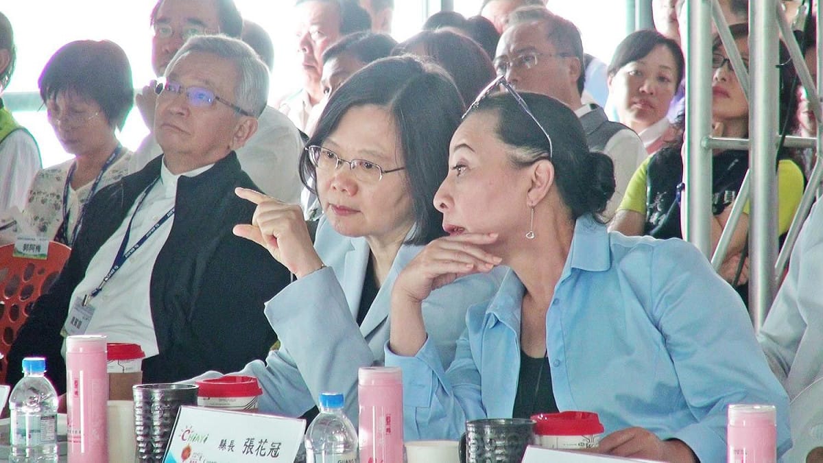 民進黨團針對攬肩風波，向婦女新知回應，並邀其共同捍衛性平。圖為蔡英文及張花冠在4月時一同到到嘉義縣大埔美精密機械園區訪視。 圖 : 翻攝自張花冠臉書