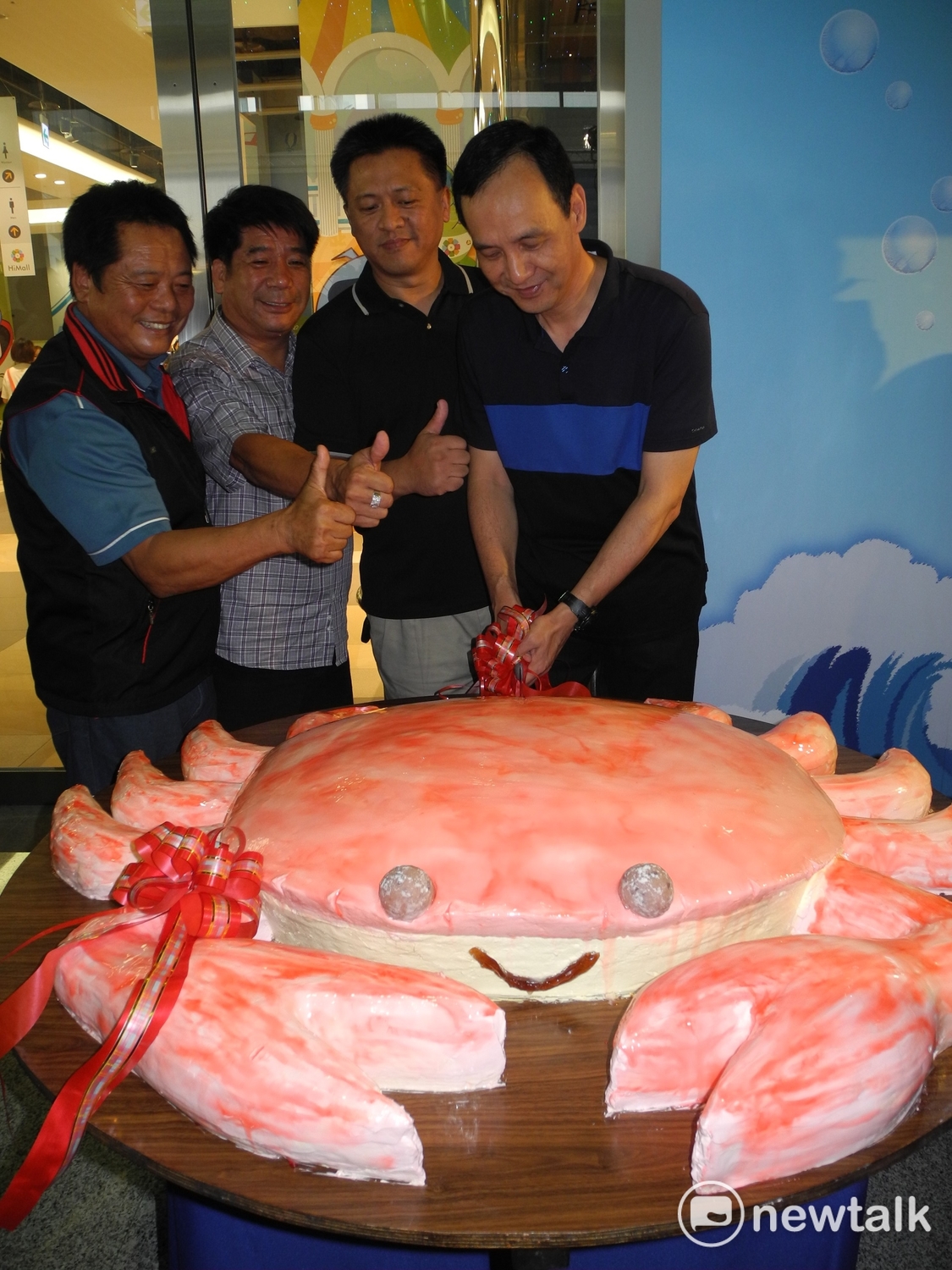 新北市府慶祝「萬里蟹」品牌創立6週年，特製大型螃蟹蛋糕慶祝。 圖：王峻昌/攝