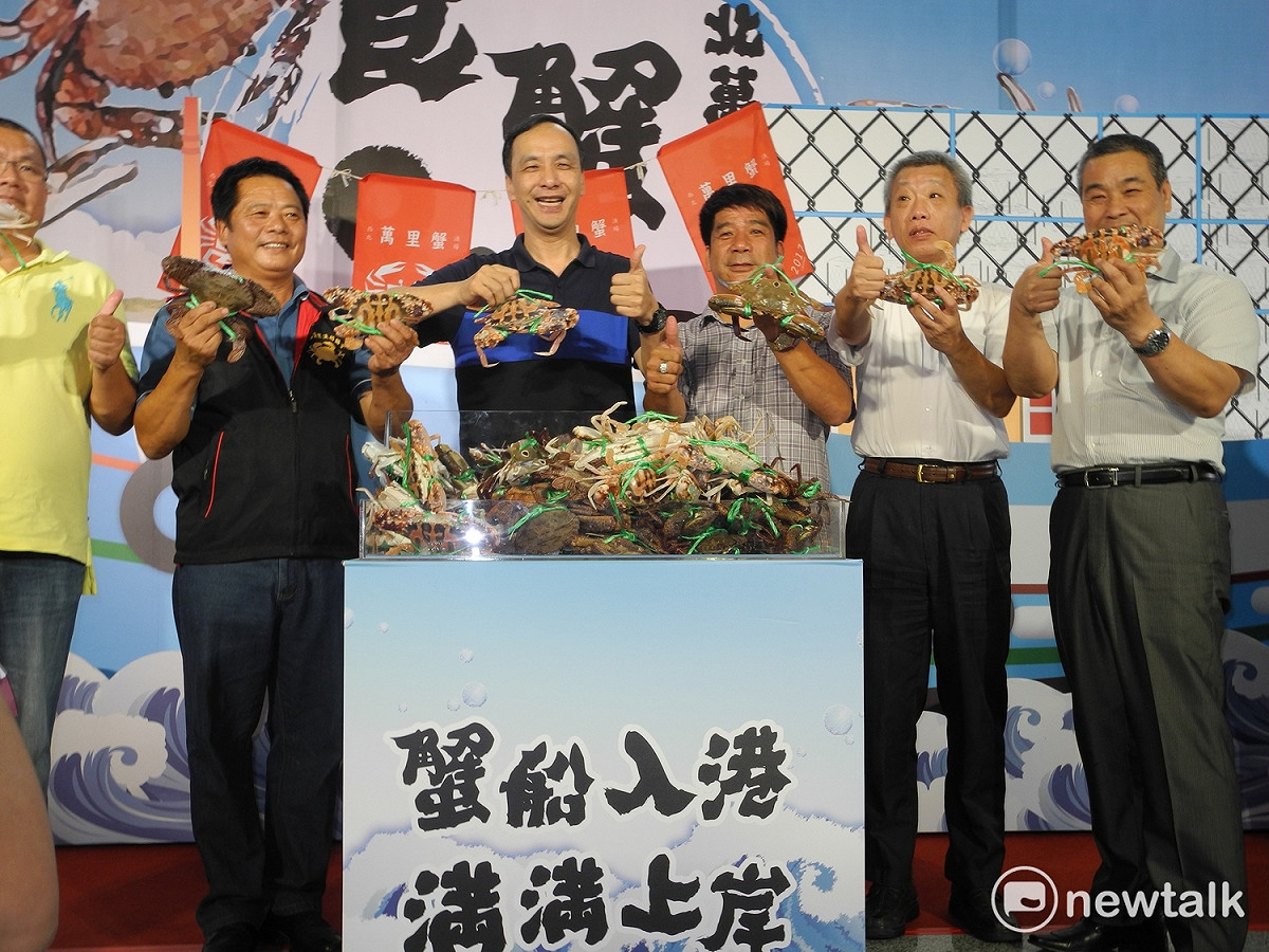 「新北萬里蟹產季開跑記者會」，市長朱立倫與萬里區漁會總幹事許順發（右一）等地方人士，為品牌6歲生日慶生。 圖：王峻昌/攝
