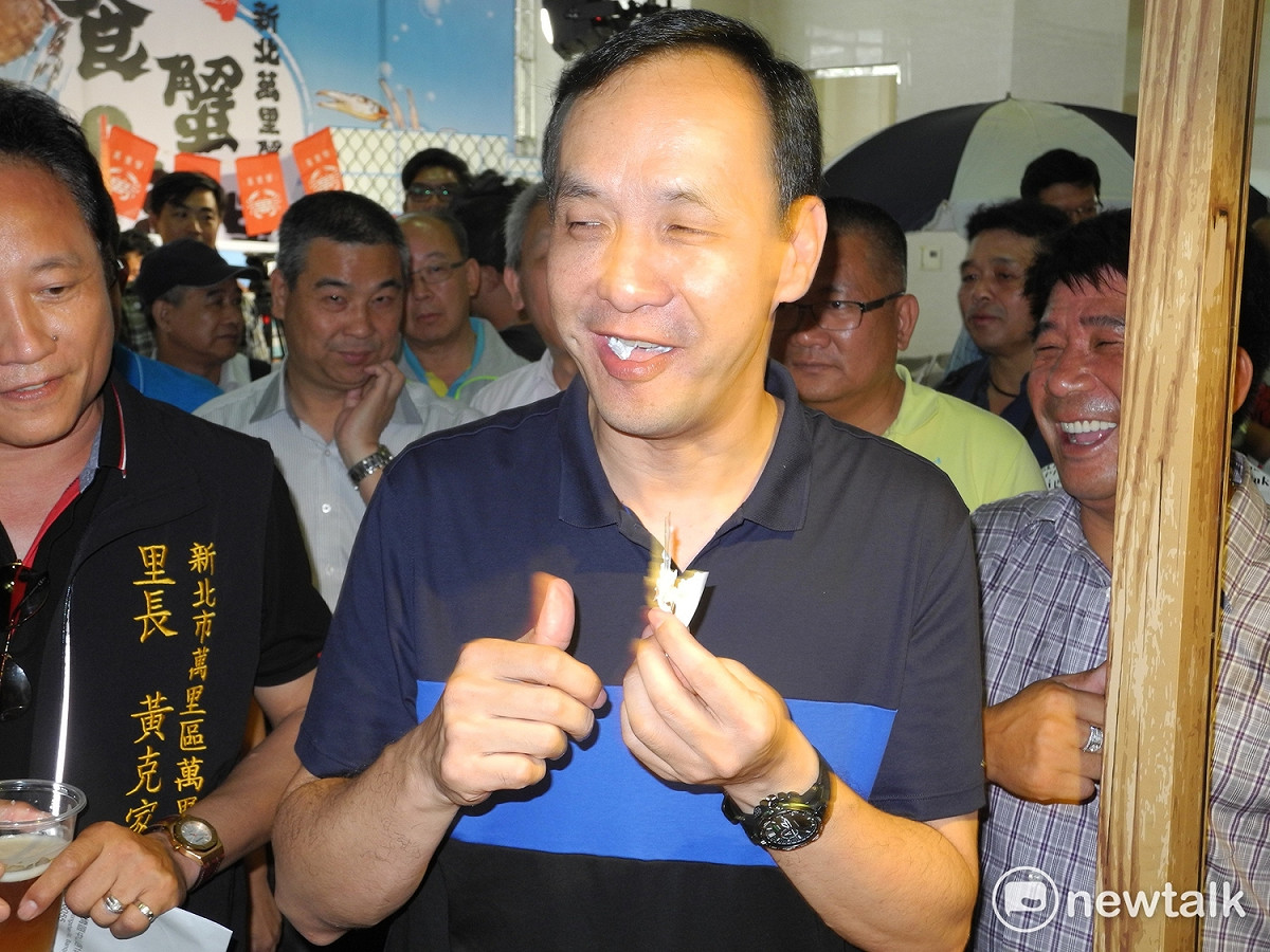 朱立倫大啖萬里蟹蟹腳肉，直誇好吃 圖：王峻昌/攝
