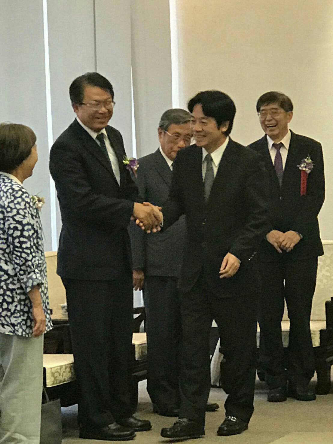 台南市長參選人顏純左今年獲得厚生基金會第27屆醫療奉獻獎，今日北上接受行政院長賴清德接見。 圖：顏純左/提供