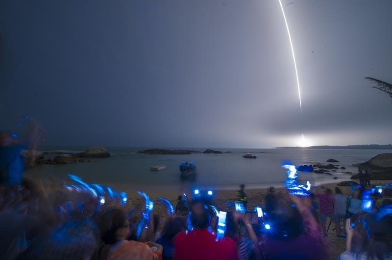 中國大陸自行研製的首艘無人貨運太空船「天舟一號」完成多項任務、22日晚間受控離軌進入大氣層燒毀。圖為天舟一號發射畫面。 翻攝自中新社