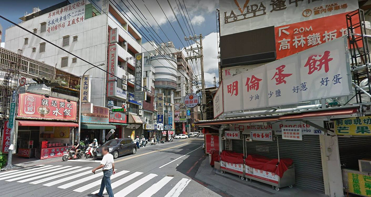 台中逢甲商圈西屯、文華路口清除水工時，施工不慎造成瓦斯外洩，事發地點距知名蛋餅店不到一百公尺。 圖：翻攝自Google地圖