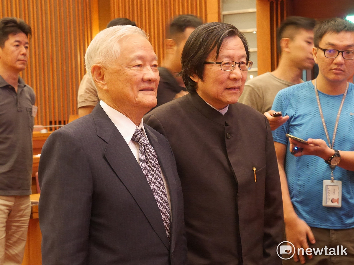 台日關係協會長邱義仁今（23）天受要出席「總統直選與民主台灣」學術研討會發表演講，他指出，候選人的特質有時會產生反饋，在特定時空背景會起作用。 圖：趙婉淳/攝