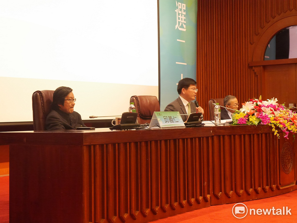 台灣研究基金會連日舉辦「總統直選與民主台灣」學術研討會，曾任陳水扁競選總部總幹事的邱義仁今（23）天表示，政黨或候選人的負面形象，常嚴重影像後繼參選人的選舉。 圖：趙婉淳／攝