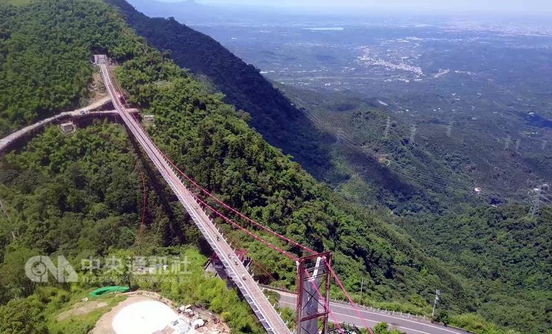 梅山太平雲梯全長281公尺，海拔高度1000公尺，可眺望嘉南平原，23日上午舉行啟用典禮後，下午1時30分開放遊客登梯參觀。圖為從高處俯瞰太平雲梯美景。 圖 : 中央社
