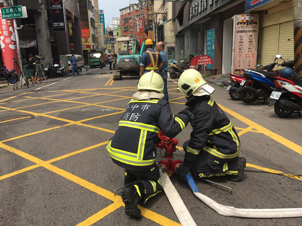 台中市逢甲商圈瓦斯漏氣，消防人員搶救中。 台中市消防局/提供