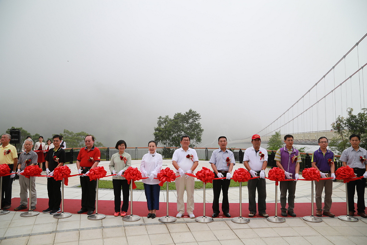 嘉義縣太平雲梯開幕，張花冠、陳明文共同剪綵。 嘉義縣政府/提供