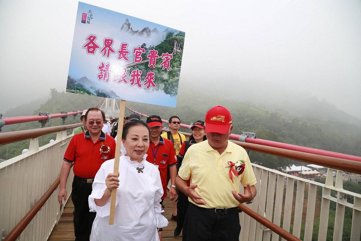 嘉義縣長張花冠出席太平雲梯啟用典禮。 圖：嘉義縣政府/提供
