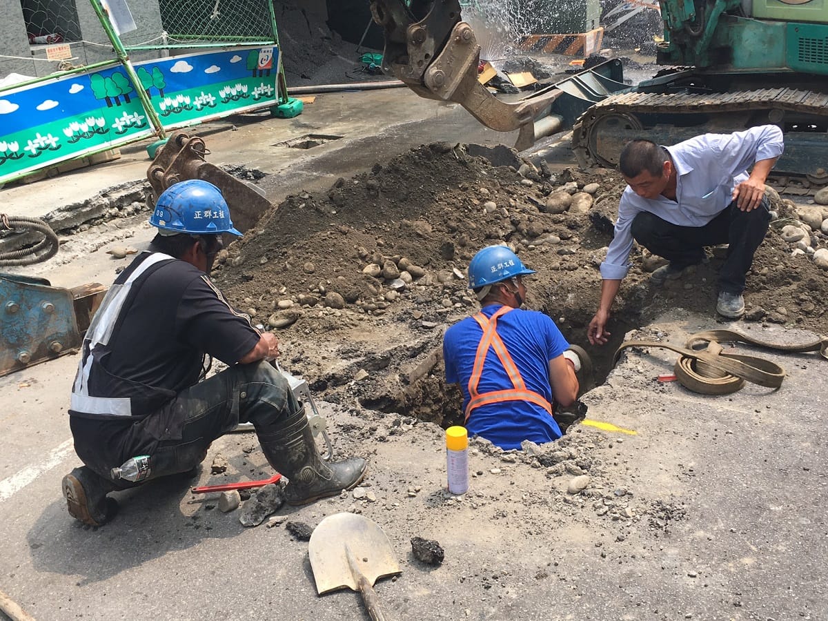 逢甲商圈西屯路清理排水溝的承包商挖破瓦斯管線。 台中市消防局/提供