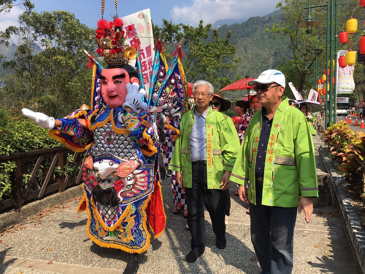 2017台中谷關遊街趣浴衣嘉年華活動，今(23)日在谷關溫泉區熱鬧登場，臺中市副市長林陵三帶領五百多人穿著浴衣從警光山莊開始遊街。 圖：台中市政府/提供