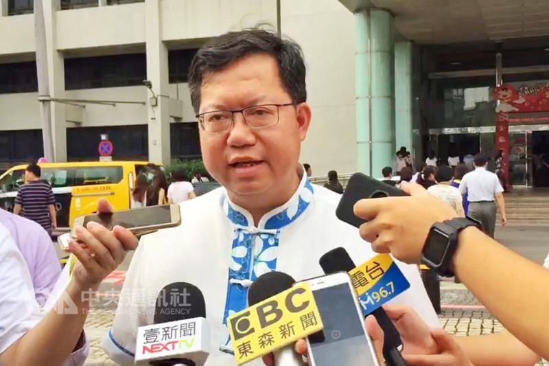 桃園市長鄭文燦23日對於民進黨內特赦前總統陳水扁提案的呼聲表示，國家要往前走，不可能把所有壓力都放給蔡總統，扁案是歷史造成的問題，蔡總統要承擔的是國家未來的責任。 圖 : 中央社