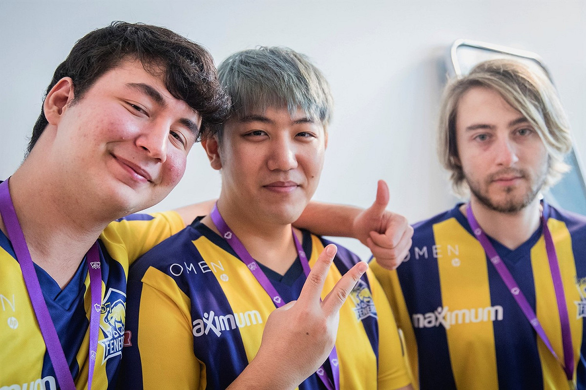今（23）日《英雄聯盟》世界賽傳選手異動，土耳其戰隊1907 Fenerbahçe Esports的打野選手Move由於簽證問題而無法出賽，改由Vici Gaming 的打野選手 Crash 替補上場代打。 圖：翻攝自 LoL Esports Photos flickr