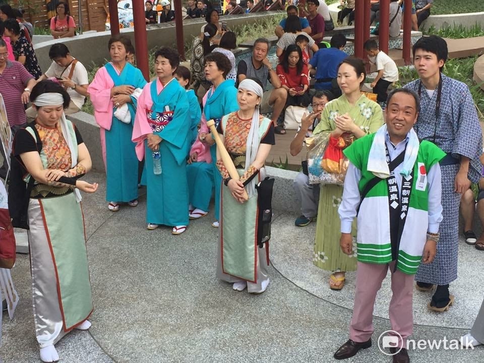 遠從日本鳥取縣前來的三朝町吉田秀光町長、三朝町議會福田茂樹議長及三朝溫泉旅館協同組合會岩﨑元孝理事長帶領二組表演團體到谷關共襄盛舉，共同推動台日溫泉之旅和交流 圖：陳奕/攝