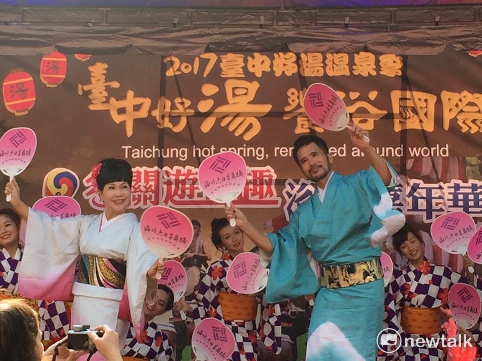 日本鳥取縣三朝溫泉遠自日本參加2017谷關溫泉季，進行台日溫泉觀光推廣。台日已舞會友、以溫泉會友。台中市的日本舞西川派的西川淑敏日本舞會，也使出特色日本舞，搏得滿堂彩。 圖：陳奕/攝