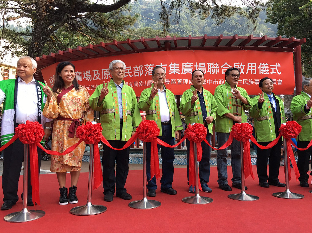 臺中好湯溫泉季-谷關遊街趣浴衣嘉年華活動，今 (23)日在谷關溫泉區登場。另外，新建完成之「原住民部落市集廣場」也是同部落成，提供遊客駐足休憩免費泡腳，體驗谷關溫泉的新樂趣。臺中市副市長林陵三帶領五百多人穿著浴衣從警光山莊開始遊街， 圖：台中市政府/提供