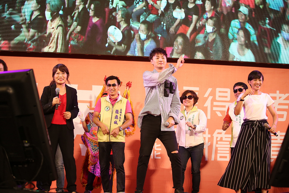 邱議瑩致詞後，劉世芳與立委邱議瑩、高雄市副市長許銘春、許富凱及多位議員合唱《你是我的花朵》，更有電音三太子伴舞，現場熱鬧非凡，劉世芳與邱議瑩兩人不時親暱互動，以實際行動證明團結。 圖：劉世芳辦公室／提供