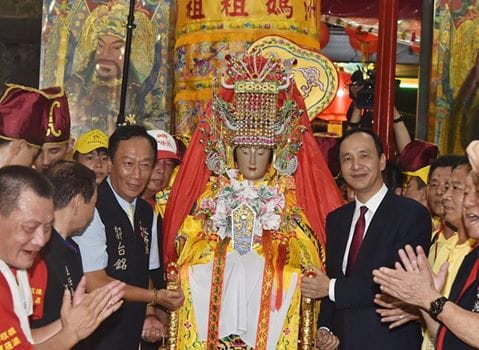 湄洲媽祖駕臨台灣，由新北市長朱立倫與鴻海董事長郭台銘接駕安座於板橋，展開17天的遶境之旅。 翻攝自新北市長朱立倫臉書粉絲專頁