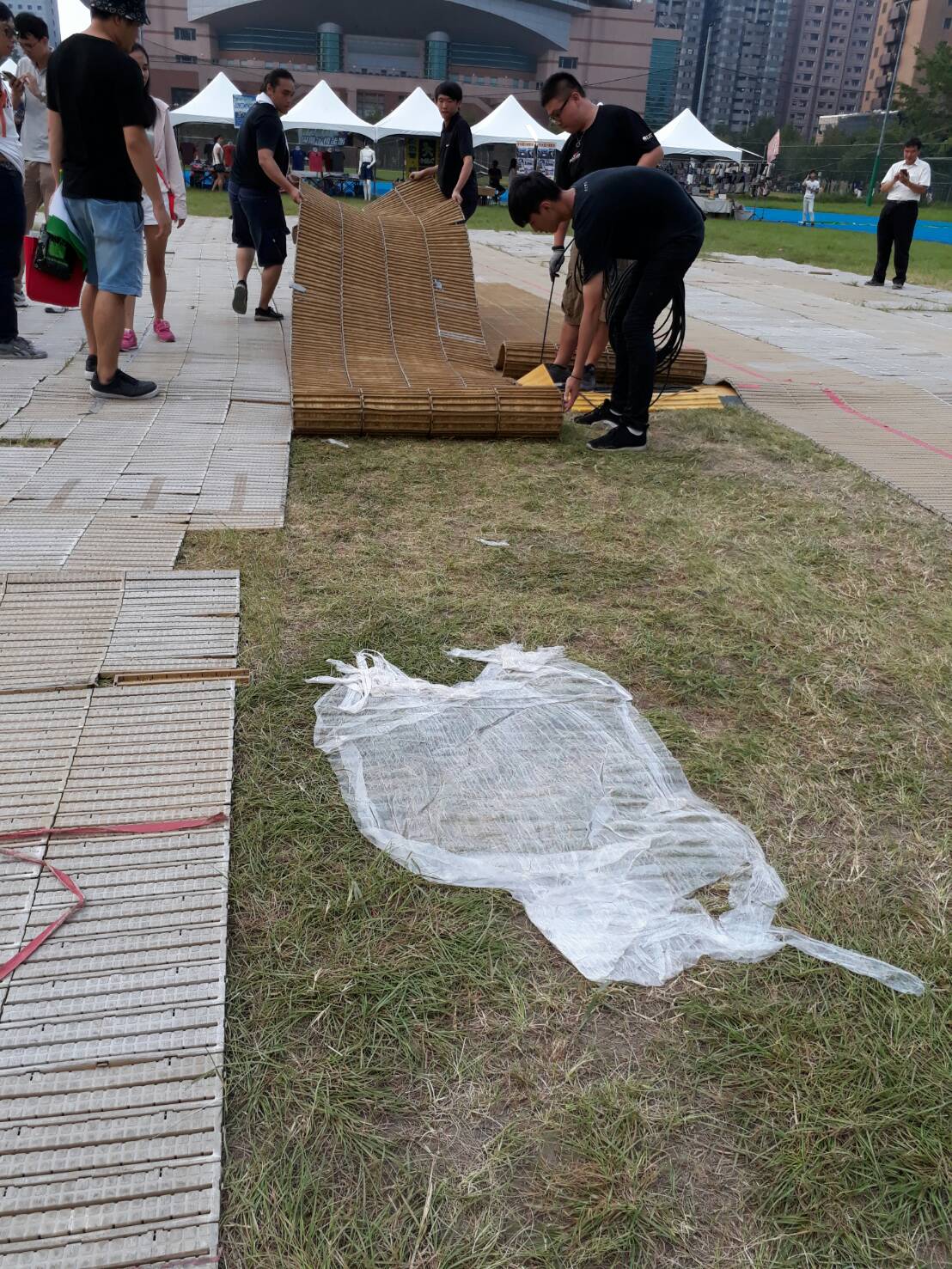 中國新歌聲宣布中止活動，不過相關人員仍 圖：陳香蘭/攝