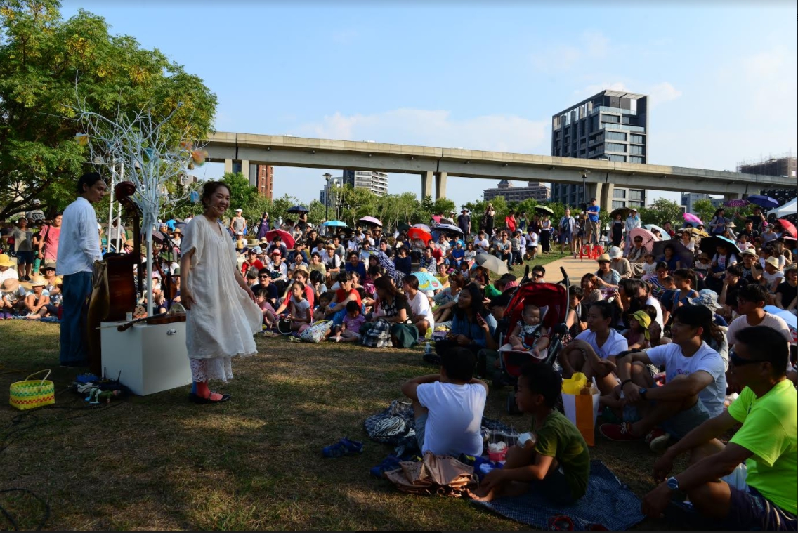 民眾在青塘園的草地上，享受日本樂團「Chirin &amp; Dron」、臺灣歌手黃玠、魏如萱的音樂饗宴，體驗桃園的悠遊生活。 圖：桃園市環保局/提供