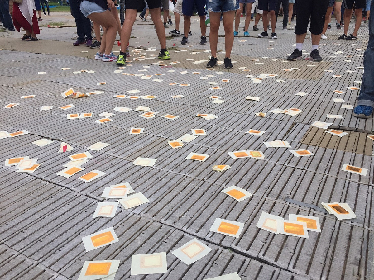 抗議學生向舞台撒冥紙抗議，在地板上留下許多垃圾，但事後抗議學生都自主性的清理場地，還給大家乾淨的台大校園。 圖：丘秝榕／攝
