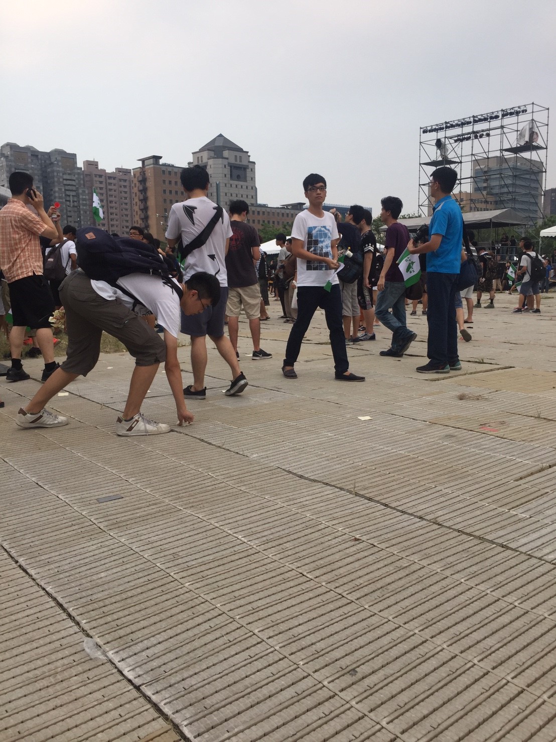 抗議學生向舞台撒冥紙抗議，在地板上留下許多垃圾，但事後抗議學生都自主性的清理場地，還給大家乾淨的台大校園。 圖：丘秝榕／攝