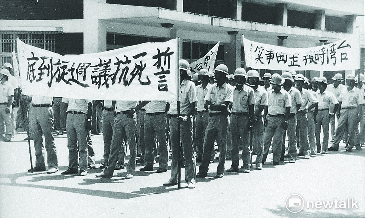 高雄在地報社「台灣時報」報導國際人權日，引發國民黨動員假群眾抗議「歪曲事實」。假群眾的指標來自抗議卻毫無火氣，以及太過整齊的制服。 圖：高雄歷史博物館授權提供