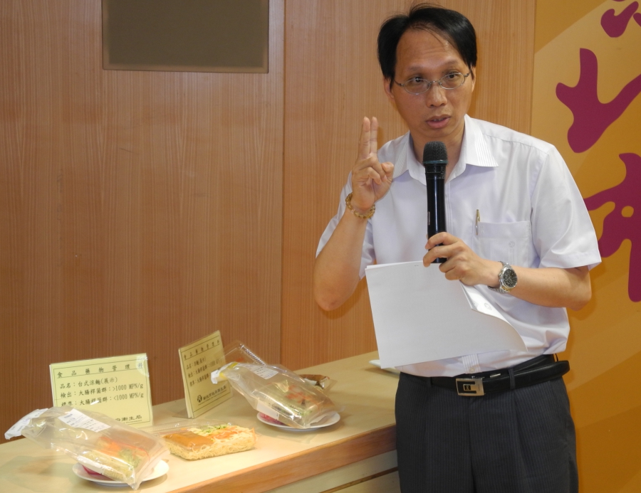 新北市衛生局副局長許朝程公布抽驗到兩件涼麵不符衛生標準。  圖：王峻昌/攝