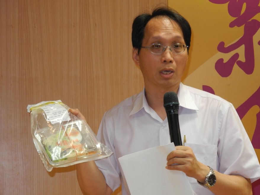 新北市衛生局副局長許朝程呼籲涼麵業者，無論切食材、自製醬料，都要注意維護衛生。  圖：王峻昌/攝
