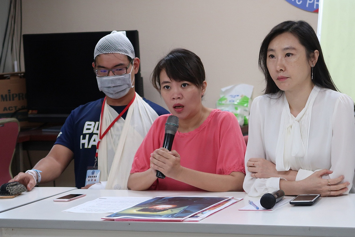 受害學生在台北市議員簡舒培陪同下還原昨日情形，社運人士李柏璋也出席今天的記者會，他指控文化局長鍾永豐當時在現場卻冷眼旁觀學生被打。 圖：台北市議員簡舒培/ 提供