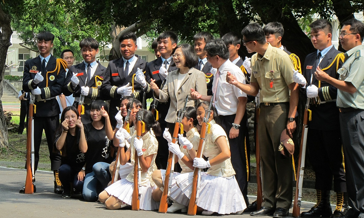 總統蔡英文25日與海軍陸戰隊儀隊、恆春工商儀隊合影。 圖：林朝億/攝