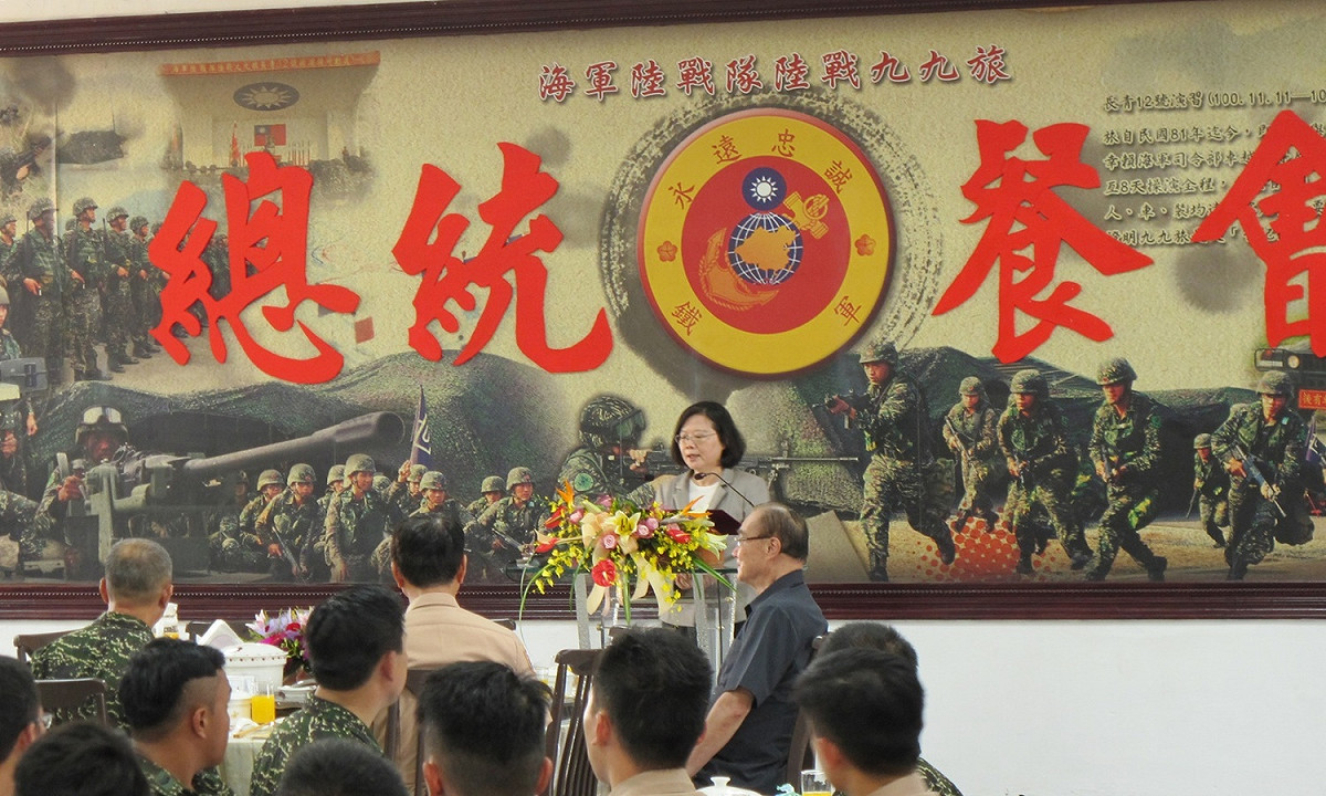 總統蔡英文25日與海軍陸戰隊99旅官兵一起用餐。 圖：林朝億/攝