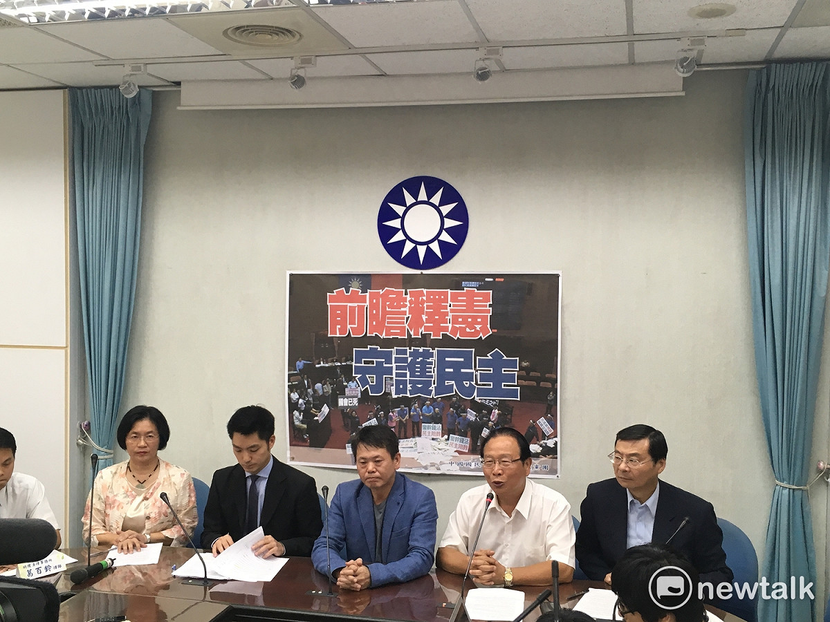 為抗議立法院臨時會時民進黨以「一事不二議」處理前瞻計畫預算案，國民黨團聯合親民黨團及無黨團結聯盟立委高金素梅共38位立委完成釋憲案連署，於25日召開記者會，會後前往司法院遞送釋憲聲請書。 圖：黃韋銓/攝
