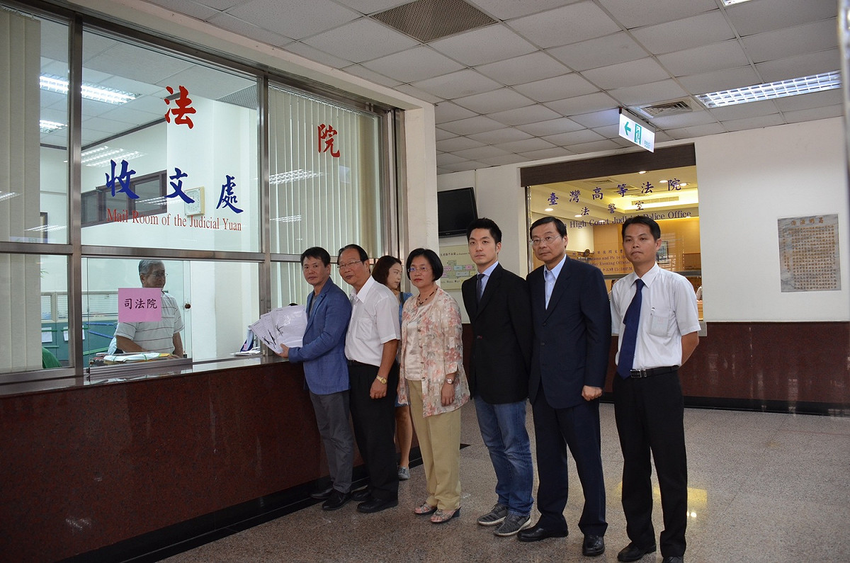 國民黨團前往司法院遞送釋憲聲請書。 圖：國民黨團提供