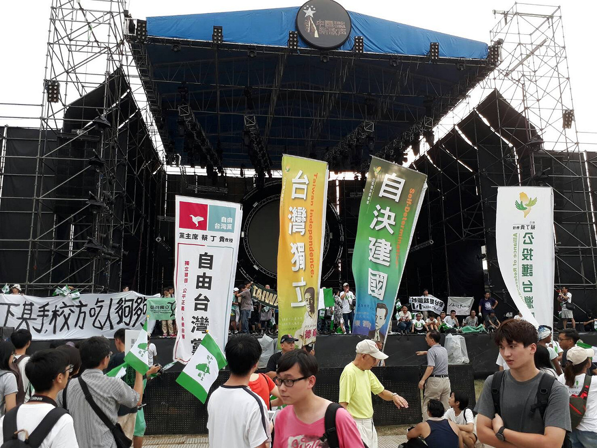 在台大運動場舉行的「中國新歌聲」喊停後，台大校外又發生流血口角衝突，永社今天呼籲政府進行掃黑。 圖：陳香蘭／攝